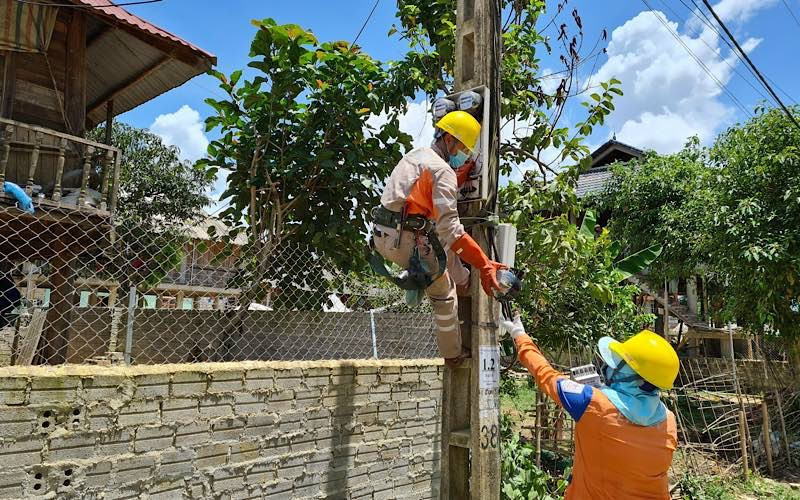 Công nhân Công ty Điện lực Điện Biên bảo dưỡng công-tơ theo đề nghị của khách hàng.