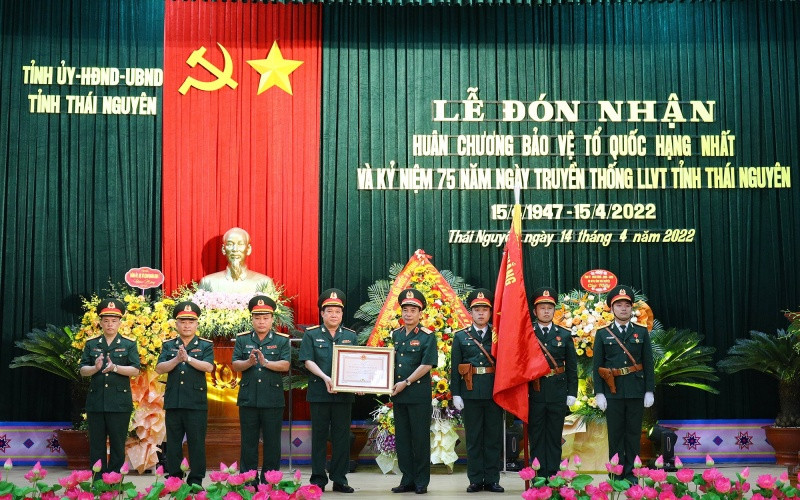 Thừa ủy quyền của Chủ tịch nước, Đại tướng Phan Văn Giang, Bộ trưởng Quốc phòng trao Huân chương Bảo vệ Tổ quốc hạng Nhất cho lực lượng vũ trang tỉnh Thái Nguyên.