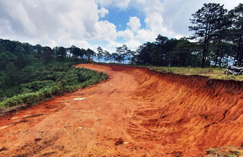 Núi bị xẻ để mở đường thông sang khu vực khác.