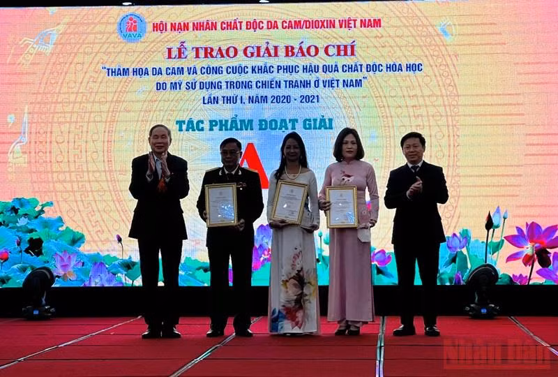 Thượng tướng Nguyễn Văn Rinh, Chủ tịch Hội Nạn nhân chất độc da cam và Phó Trưởng Ban Tuyên giáo Trần Thanh Lâm trao giải A cho các tác giả đạt giải.