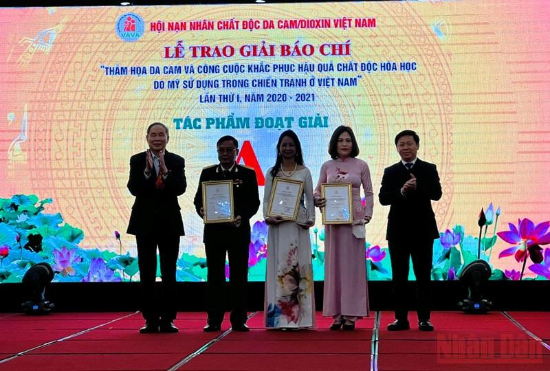 Thượng tướng Nguyễn Văn Rinh, Chủ tịch Hội Nạn nhân chất độc da cam và Phó Trưởng Ban Tuyên giáo Trần Thanh Lâm trao giải A cho các tác giả đạt giải.