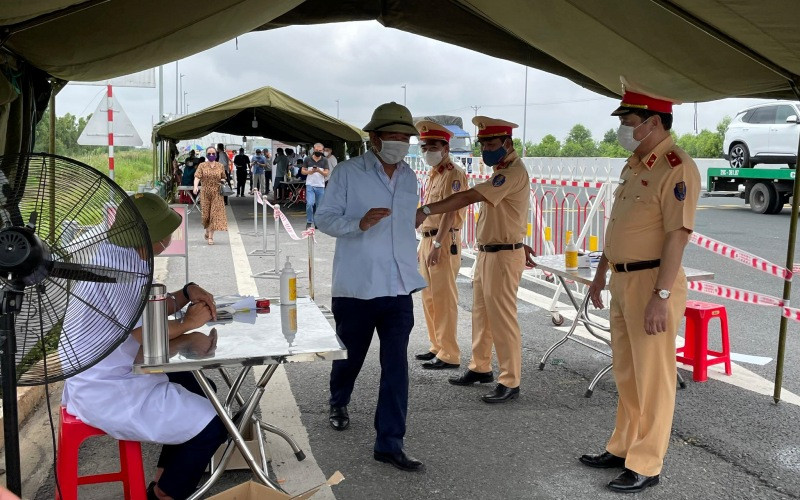 Lực lượng Cảnh sát giao thông cùng các lực lượng chức năng làm việc tại các chốt kiểm soát phòng, chống dịch.