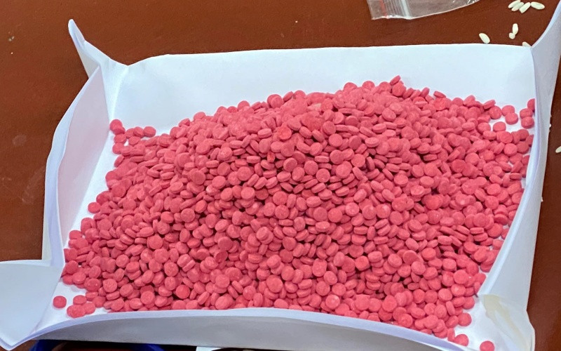 Số viên nén ma túy giấu trong bao gạo.