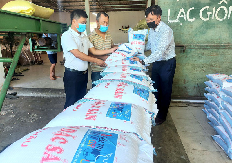 Nhóm Niềm tin hỗ trợ mỗi hộ dân bản Chăm Puông 10 kg gạo, 1 kg lạc nhân và 1 chai nước mắm. 