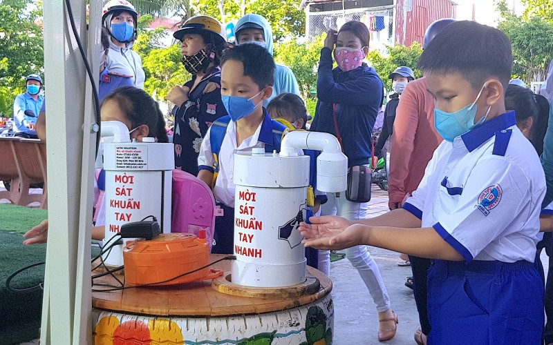 Học sinh Trường Tiểu học Nguyễn Văn Trỗi (phường 5, TP Cà Mau) rửa tay, khử khuẩn… trước khi vào lớp học. (Ảnh minh họa)