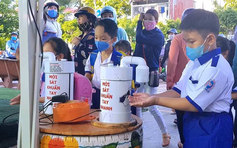 Học sinh Trường Tiểu học Nguyễn Văn Trỗi (phường 5, TP Cà Mau) rửa tay, khử khuẩn… trước khi vào lớp học. (Ảnh minh họa)
