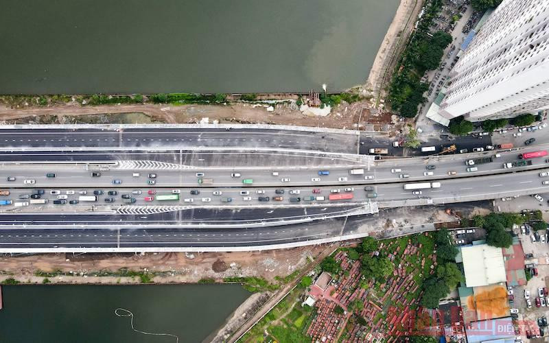 Cận cảnh cầu vượt thấp hồ Linh Đàm