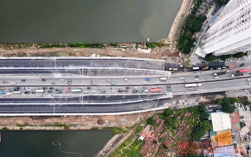 Cận cảnh cầu vượt thấp hồ Linh Đàm