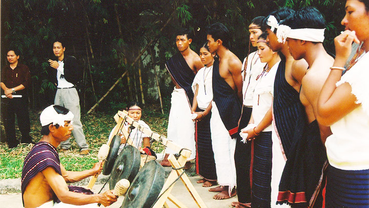 Nghệ nhân Jơrlơng Ngôn người Chu Ru chơi Ching Klâu Poh tại Bảo tàng Dân tộc học Việt Nam. Ảnh: PHẠM LỰ