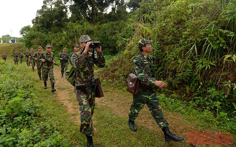 Cán bộ, chiến sĩ biên phòng tuần tra biên giới.