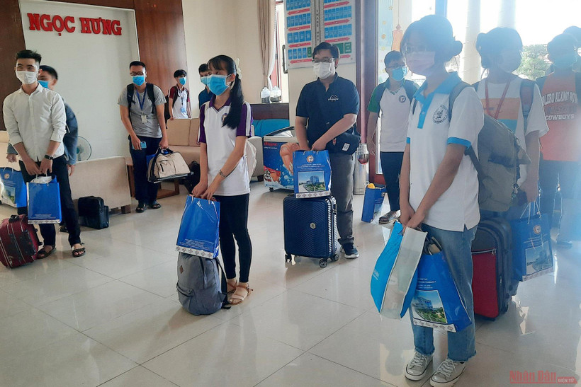 Các bạn sinh viên đến nhận nhiệm vụ tại tỉnh Vĩnh Long vào chiều 11/7. 