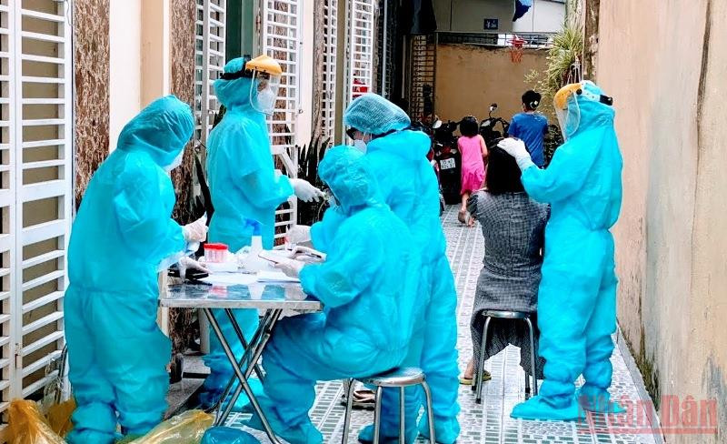 Lấy mẫu xét nghiệm Covid-19 cho công nhân tại các khu nhà trọ trên địa bàn Hải Phòng.