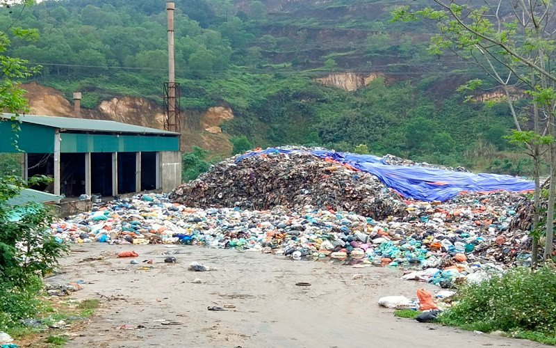 Hơn 5.000 tấn rác đang tồn đọng tại bãi tập kết Phượng Thành (Đức Thọ) chưa có cách xử lý. 