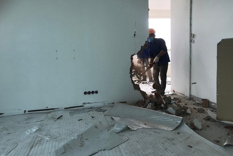 Lực lượng chức năng thực hiện phá dỡ công trình 8B Lê Trực. 