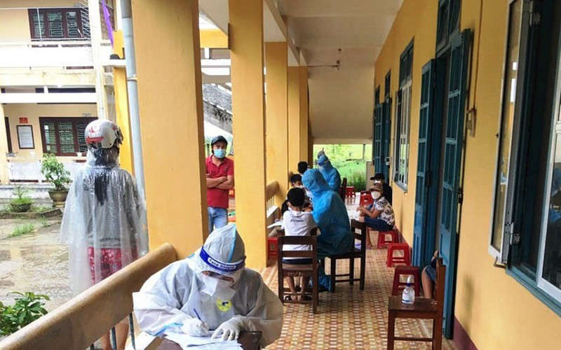 Lấy mẫu xét nghiệm tại phường Hương Chữ, thị xã Hương Trà.