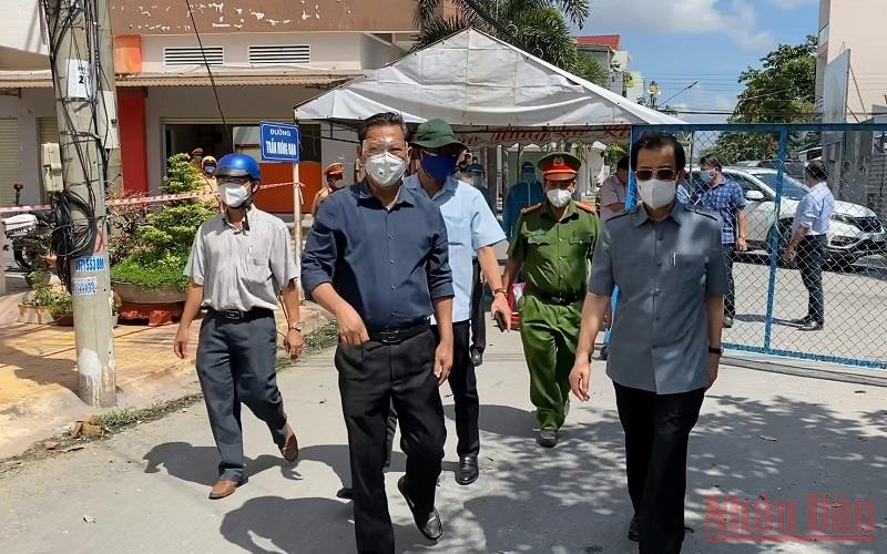 Bí thư Tỉnh ủy An Giang (bên phải) kiểm tra ổ dịch tại thị trấn Mỹ Luông.