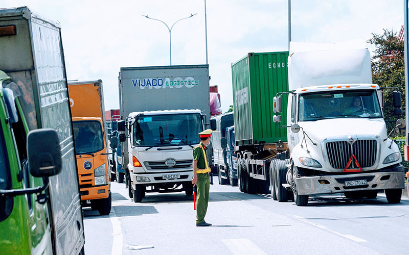 Kiểm soát dịch bệnh đối với các phương tiện vận tải hàng hoá ra vào thành phố Hải Phòng.