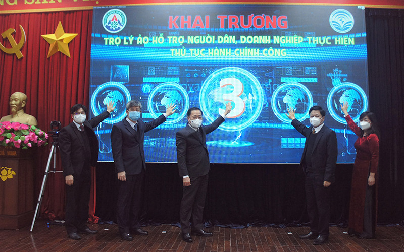 Lãnh đạo UBND tỉnh Lạng Sơn, cùng các đại biểu bấm nút khai trương trợ lý ảo “iSee Lạng Sơn”.