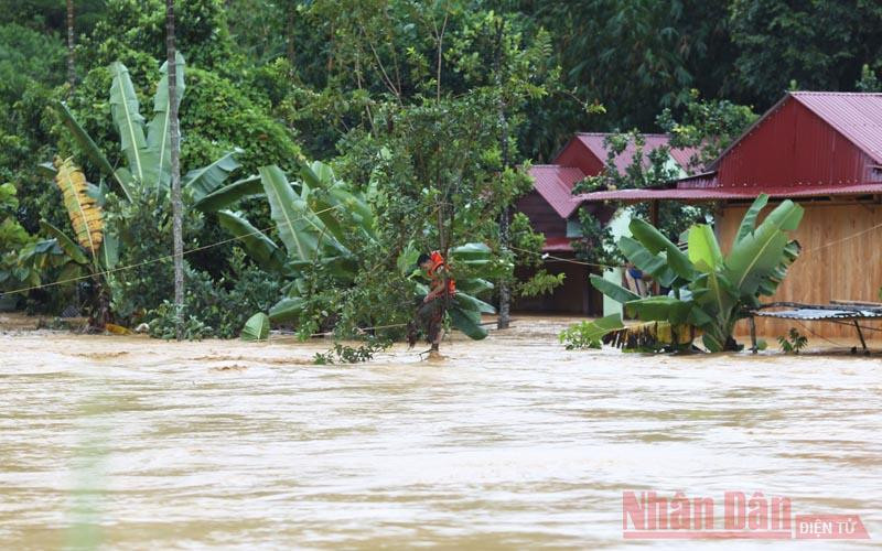 Nước lũ gây ngập nhà dân ở thị trấn Prao, huyện Đông Giang, tỉnh Quảng Nam.