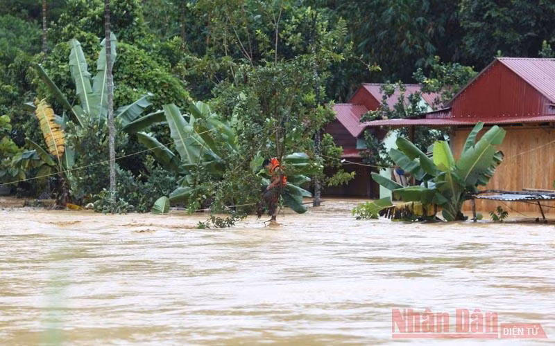 Nước lũ gây ngập nhà dân ở thị trấn Prao, huyện Đông Giang, tỉnh Quảng Nam.