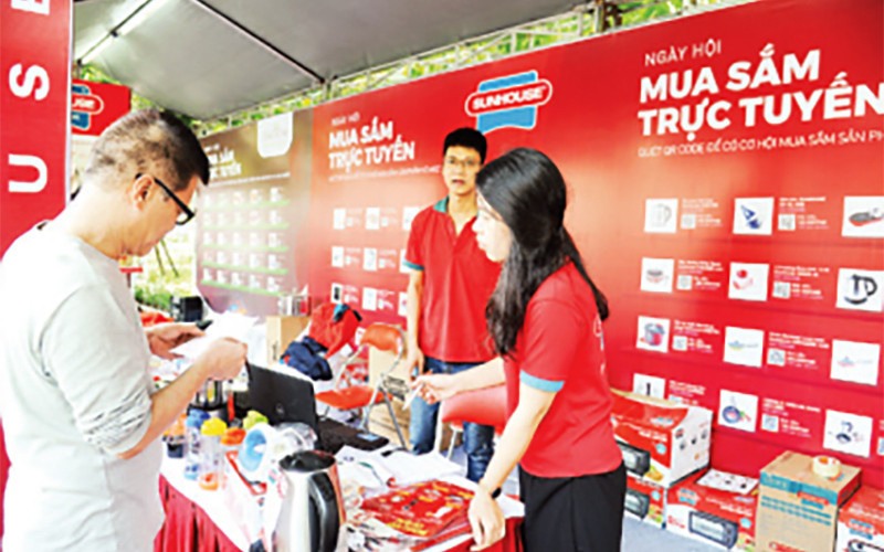 Người tiêu dùng trải nghiệm công nghệ số và thương mại điện tử trong chương trình Ngày hội mua sắm trực tuyến.