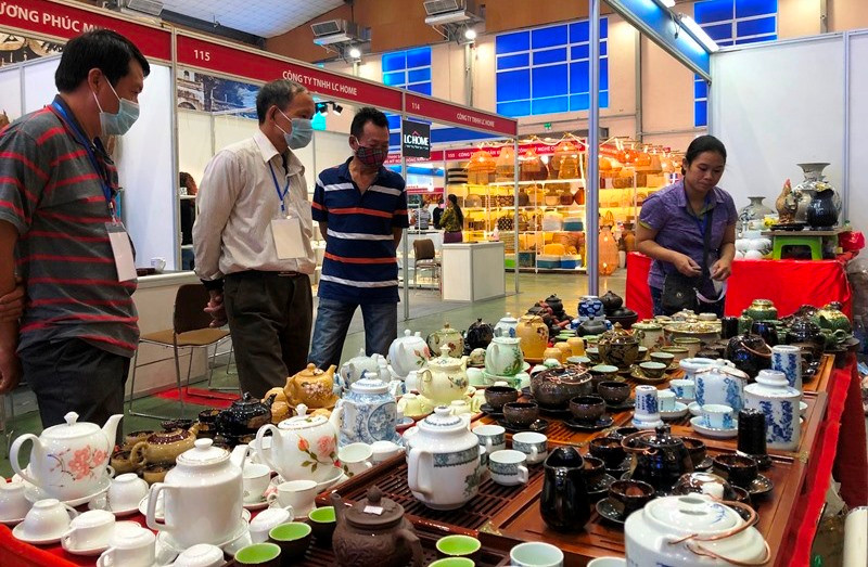 Tham quan, mua sắm hàng thủ công mỹ nghệ tại hội chợ.