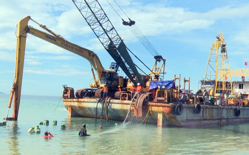 Thi công tuyến cáp ngầm đưa điện ra xã đảo Nhơn Châu (Bình Định).