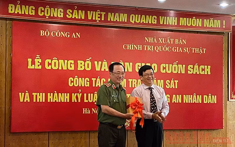 Tại buổi lễ, lãnh đạo NXB Chính trị quốc gia Sự thật bàn giao cuốn sách cho lãnh đạo Bộ Công an.