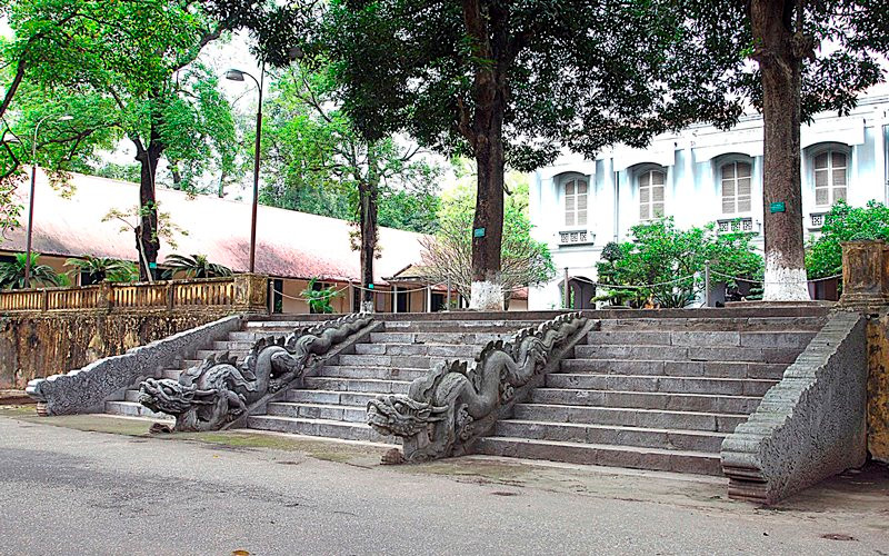 Rồng đá (1467) ở thềm điện Kinh Thiên.