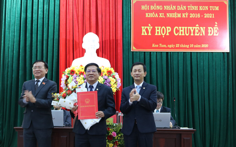 Đồng chí Dương Văn Trang, Ủy viên T.Ư Đảng, Bí thư Tỉnh ủy và đồng chí Nguyễn Văn Hòa, Chủ tịch HĐND tỉnh Kon Tum trao quyết định, tặng hoa chúc mừng đồng chí Lê Ngọc Tuấn.