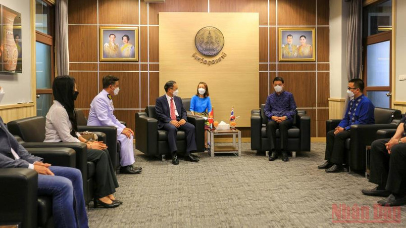 Đại sứ Phan Chí Thành làm việc với Tỉnh trưởng tỉnh Udon Thani, Sayam Sirimongkorn.