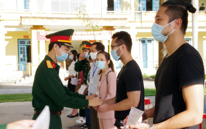 Đại diện Bộ Chỉ huy Quân sự tỉnh trao giấy chứng nhận hoàn thành thời gian cách ly cho các công dân.