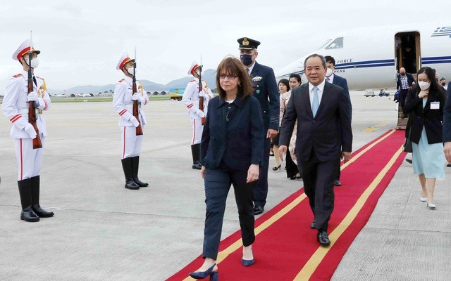 Lễ đón Tổng thống Cộng hòa Hy Lạp Katerina Sakellaropoulou tại Sân bay quốc tế Nội Bài (Hà Nội), chiều 15/5. (Ảnh: TTXVN)