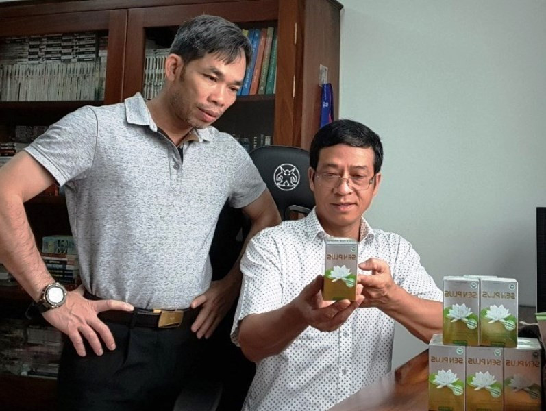 Phó Giám đốc Công ty TNHH Sông Dinh Solution Nguyễn Việt Công giới thiệu sản phẩm SenPlus được bào chế bằng công nghệ hiện đại, đạt tiêu chuẩn GMP.