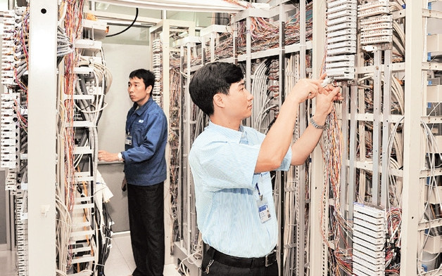 Kỹ sư Công ty Viễn thông Bắc Ninh kiểm tra hoạt động của hệ thống.