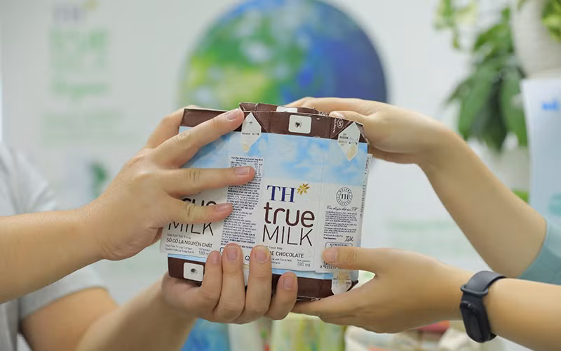 Trong chiến dịch này, TH thu gom vỏ hộp sữa các loại, không phân biệt nhãn hiệu hay nhà sản xuất. (Ảnh: Mạc Hóa)