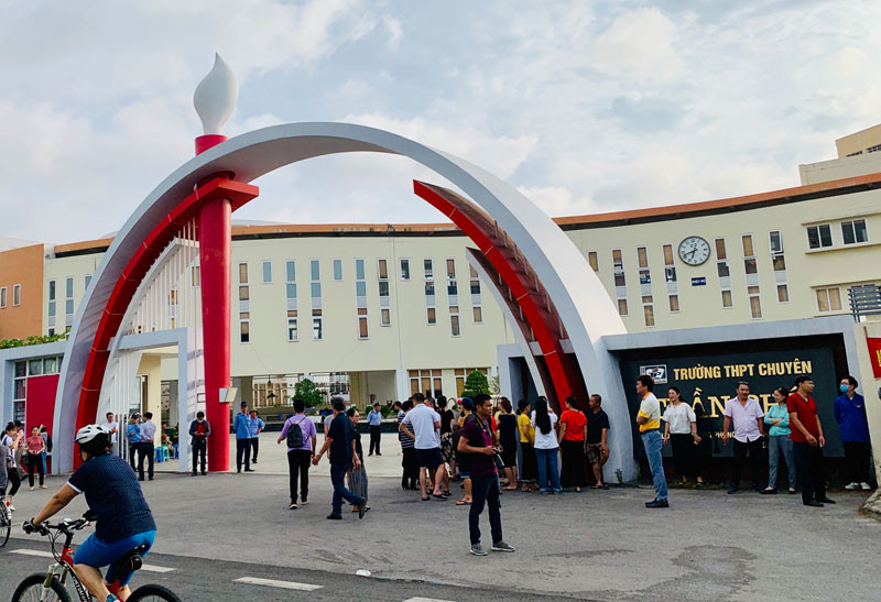 Từ ngày 14-6, học sinh lớp 12 tiếp tục được đến trường ôn tập thay việc học online ở nhà.