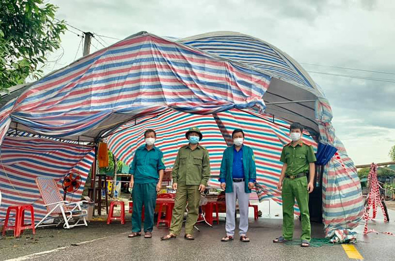 Lực lượng liên ngành huyện Thạch Hà luôn sẵn sàng tinh thần vượt qua khó khăn, thực hiện hiệu quả nhiệm vụ kiểm soát dịch bệnh. 