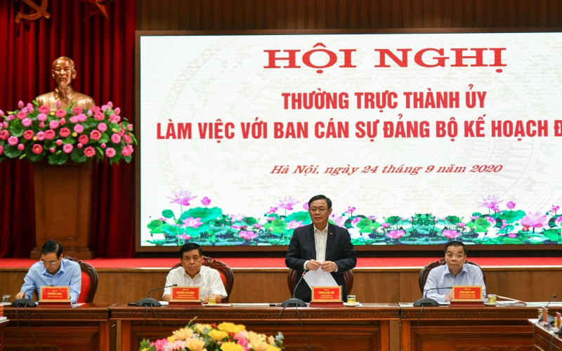 Đồng chí Vương Đình Huệ, Ủy viên Bộ Chính trị, Bí thư Thành ủy phát biểu ý kiến tại hội nghị.