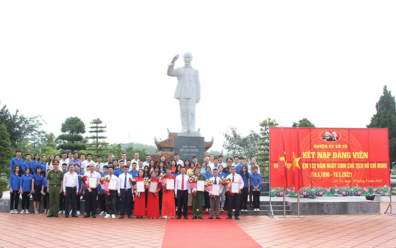 Lãnh đạo huyện Cô Tô và các đảng viên mới, đảng viên chính thức chụp ảnh lưu niệm dưới tượng đài Chủ tịch Hồ Chí Minh trên đảo.