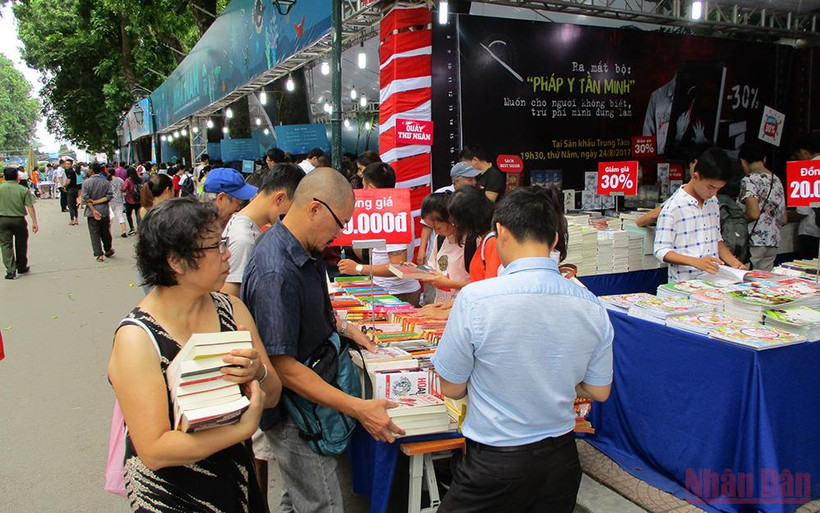 Một hội sách tổ chức tại Công viên Thống Nhất, Hà Nội.