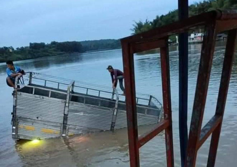 Chiếc xe tải được trục vớt lên từ lòng sông Đồng Nai.