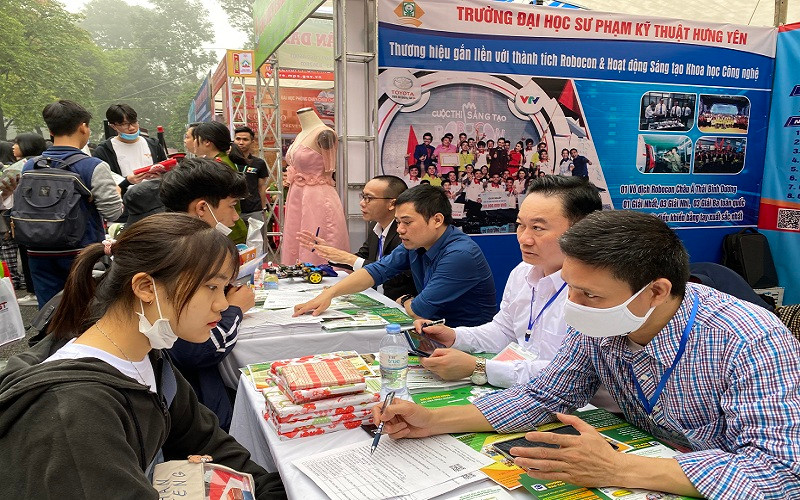 Thí sinh nghe tư vấn tuyển sinh tại gian tư vấn của Trường đại học sư phạm kỹ thuật Hưng Yên (chụp ngày 11/4). Ảnh: Thúy Quỳnh