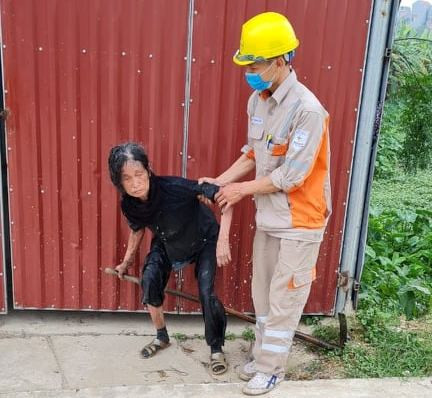 Anh Nguyễn Trung Quyết và cụ bà Nguyễn Thị Tý.