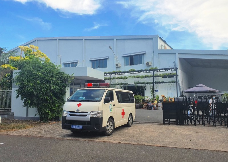 Xe cấp cứu đưa 260 công nhân cùng công ty của BN T.V.Đ. đi cách ly tập trung, chiều 9-5.