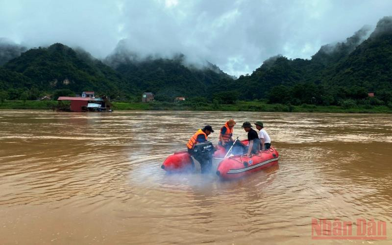 Nhân lực cùng phương tiện tìm kiếm nạn nhân đuối nước trên sông Mã.