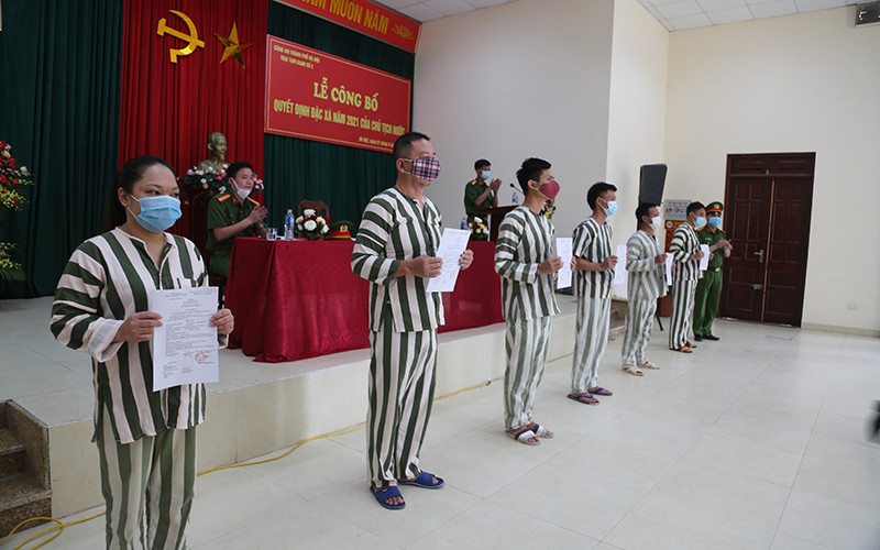 Các phạm nhân nhận quyết định đặc xá của Chủ tịch nước.