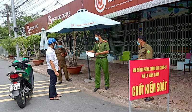 Lực lượng chốt phòng, chống dịch ấp Bà Điều (xã Lý Văn Lâm, TP Cà Mau) 2 lần hỗ trợ người dân lúc ốm đau, bệnh tật.