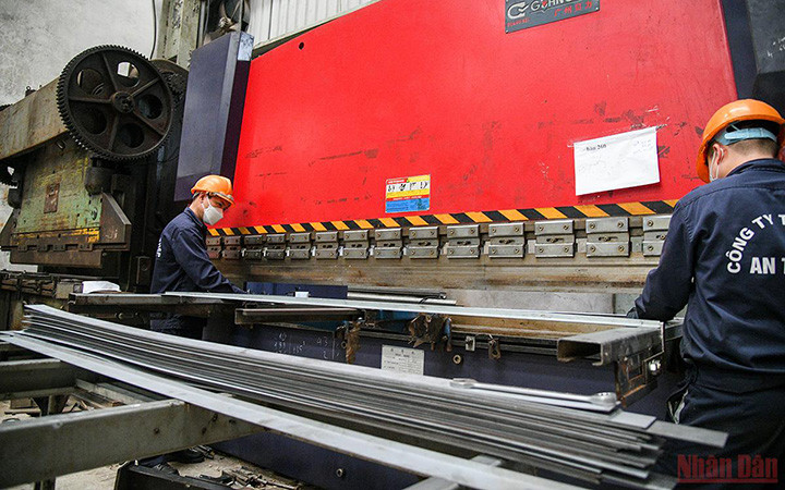 Lao động tại Công ty Thép An Thịnh, Hà Nội (Ảnh minh họa: THÀNH ĐẠT)