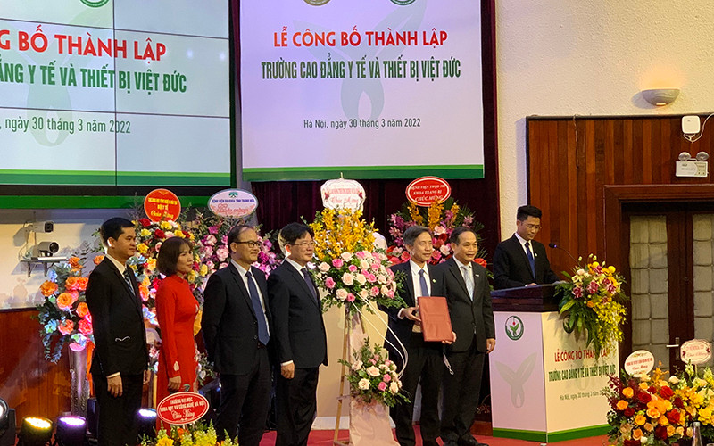 Ban Giám hiệu Trường nhận quyết định.
